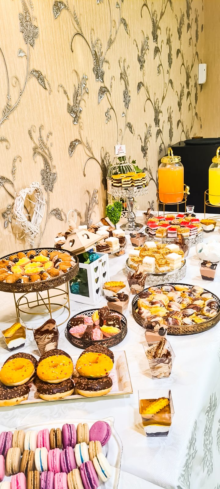 Masă dulce de eveniment pregătită de Cofetăria Giumbo, cu macarons colorate, tarte și prăjituri