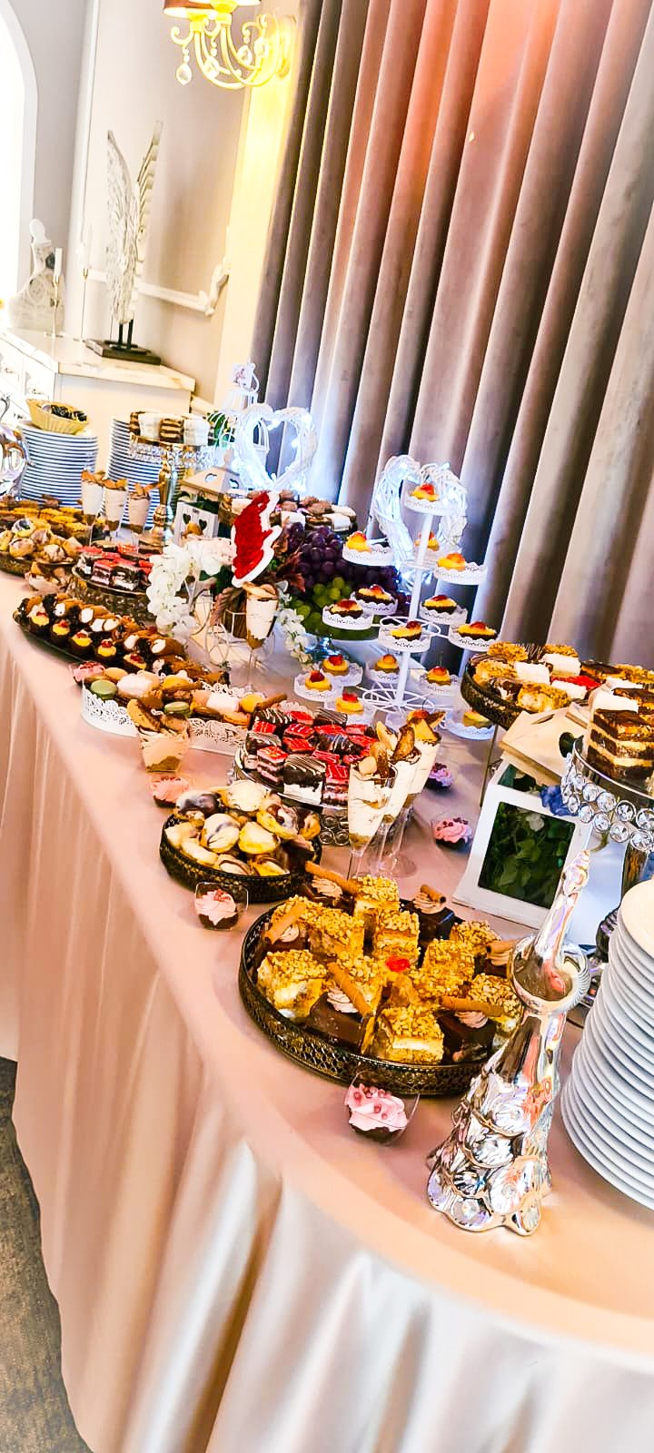 Masă dulce de eveniment pregătită de Cofetăria Giumbo, în tonuri pastelate, cu prăjituri asortate