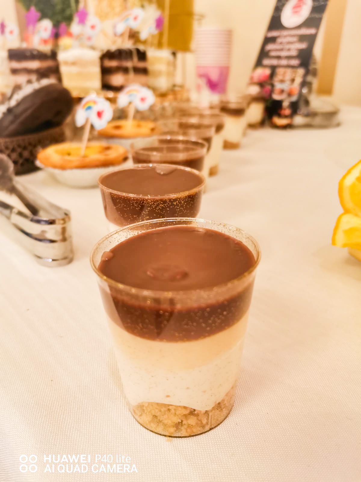 Cupă de desert în straturi, cu cremă și ciocolată, realizată de Cofetăria Giumbo