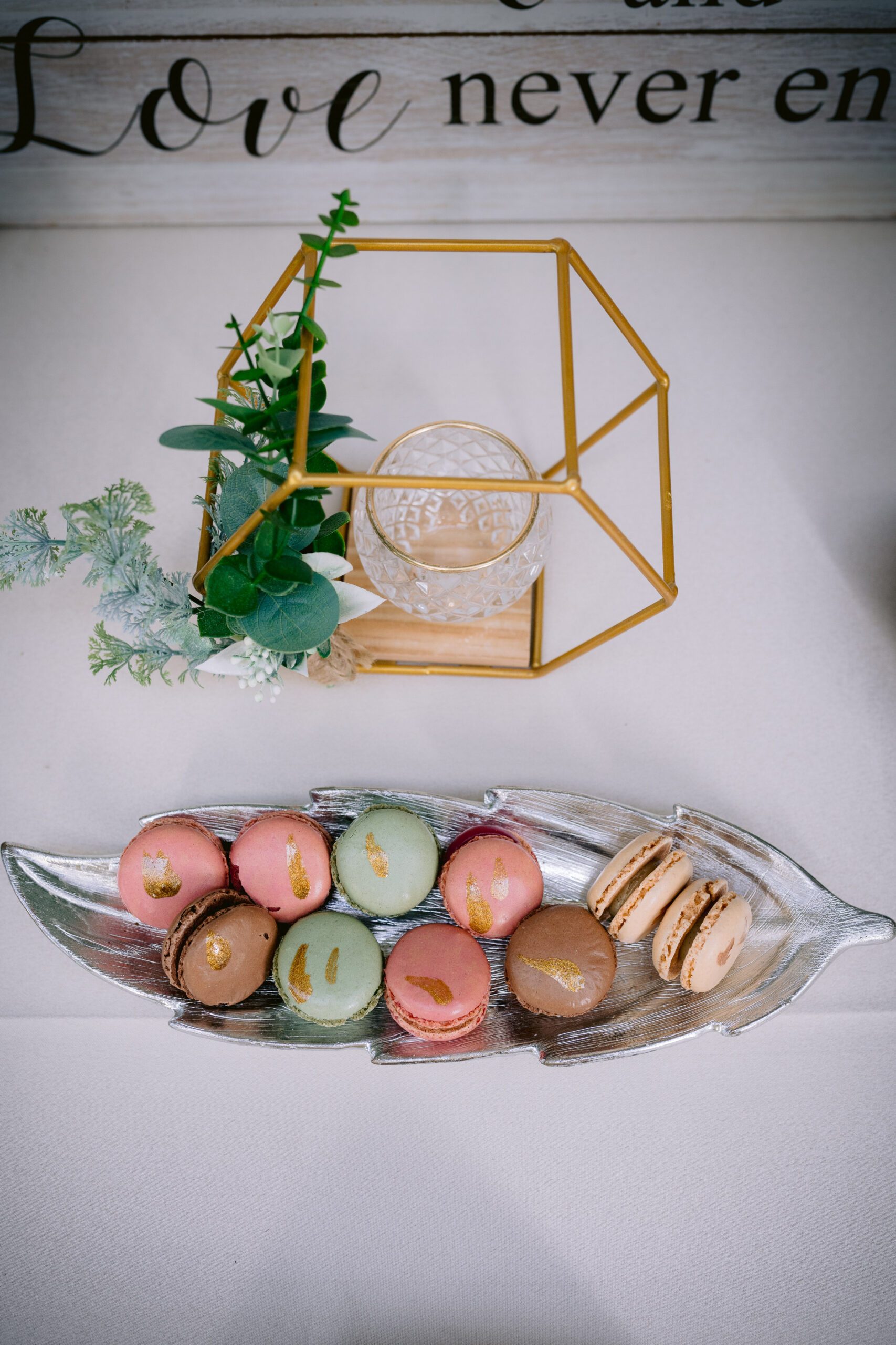 Platou oval cu macarons în nuanțe pastelate, realizate de Cofetăria Giumbo