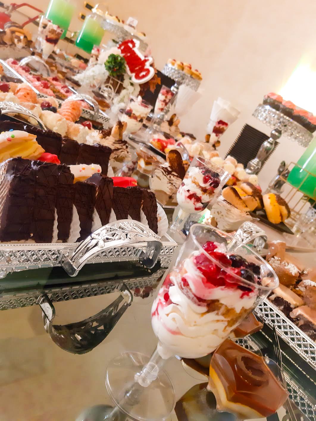 Masă dulce de eveniment pregătită de Cofetăria Giumbo, cu cupe de desert și prăjituri cu ciocolată